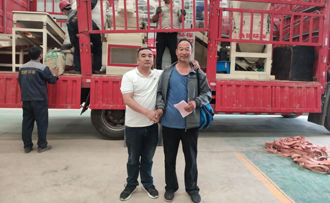 銅米機車間內現場合影留念